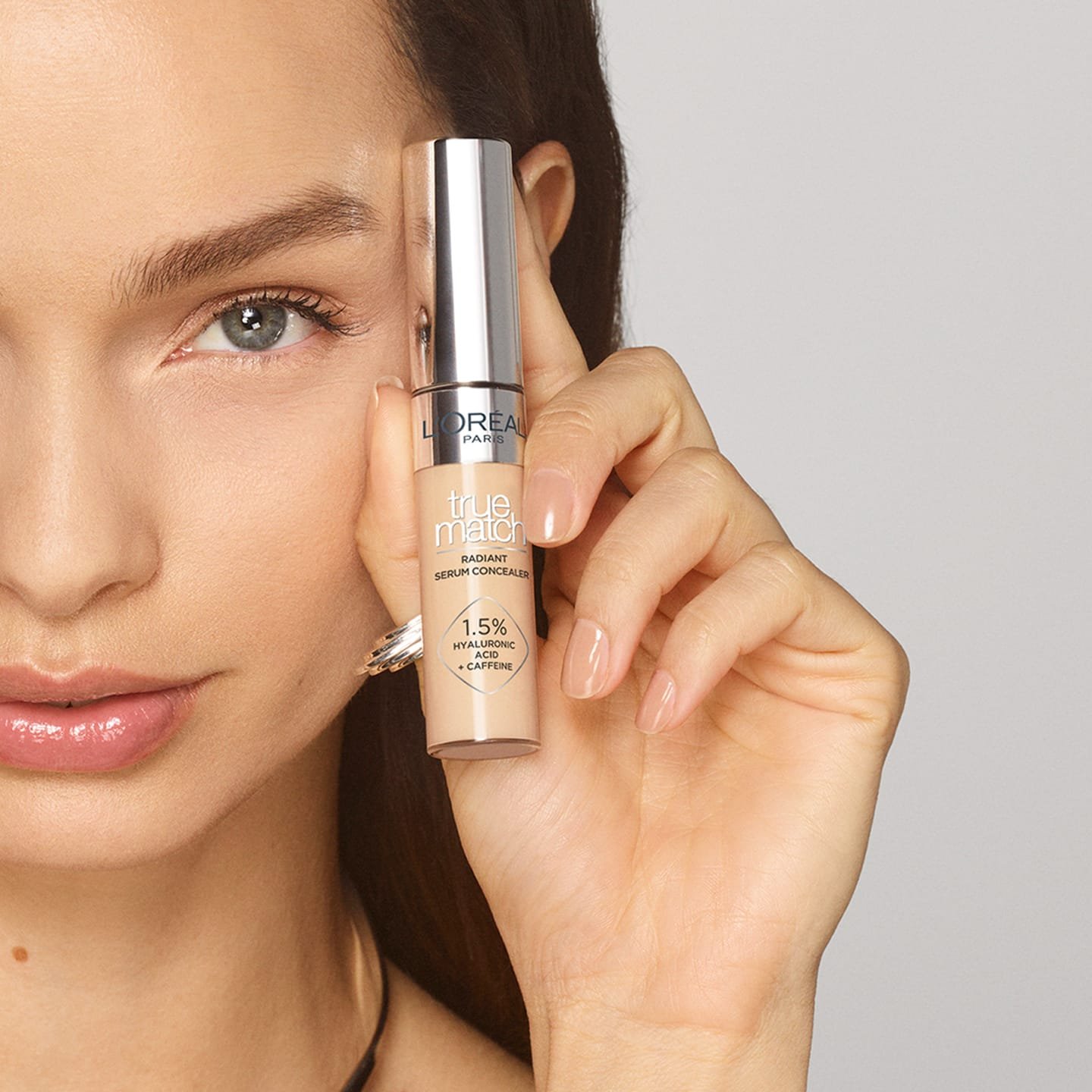 Luma Grothe hält den Radiant Serum Concealer 6N Medium in ihrer Hand